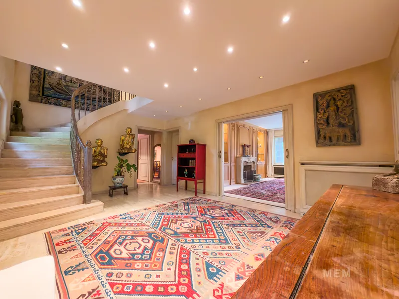 Maison de maître, hall d'entrée avec escalier tournant et tapis d'Orient